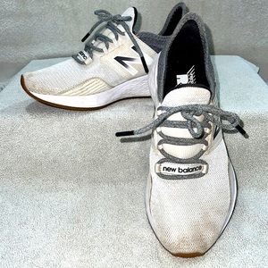 New Balance Fresh Foam ROAV size 8 white and gray